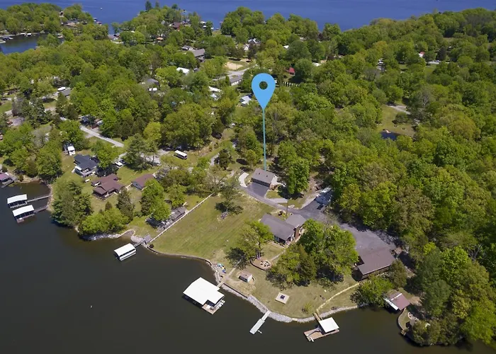 Lakefront Dock, No-wake Cove & Firepit Holiday home *