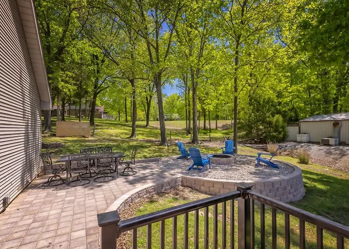 Lakefront Dock, No-wake Cove & Firepit Holiday home Marion