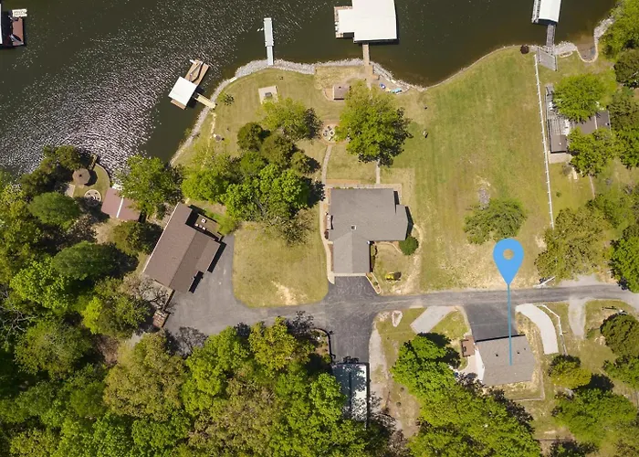 Lakefront Dock, No-wake Cove & Firepit Holiday home
