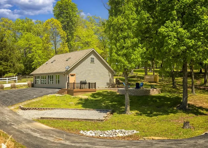 Holiday home Lakefront Dock, No-wake Cove & Firepit *