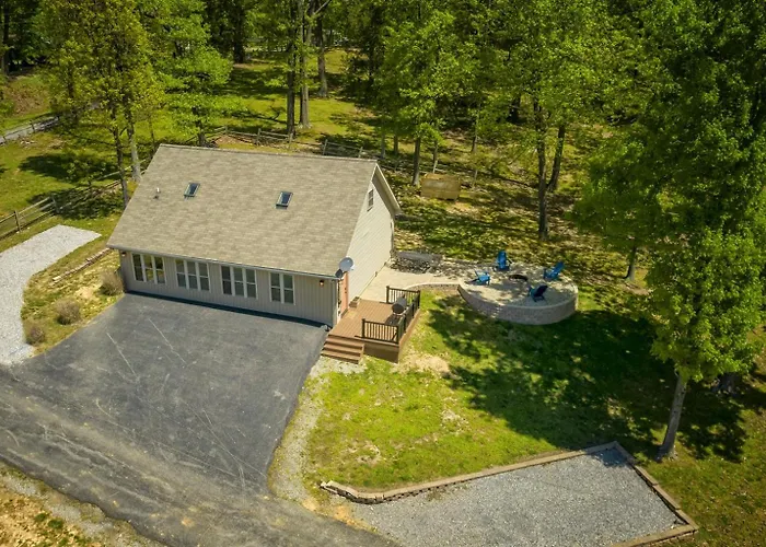 Lakefront Dock, No-wake Cove & Firepit Holiday home