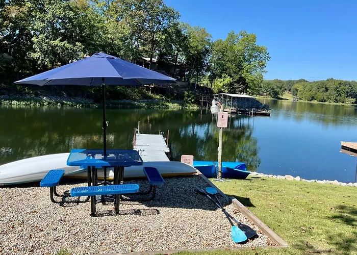 Lakefront Dock, No-wake Cove & Firepit Marion